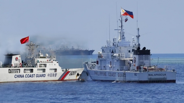 Biển Đông : tàu hải cảnh Trung Quốc ngăn chặn tàu Philippine tiếp tế