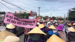 Việt Nam : ngư dân Hà Tĩnh biểu tình, Việt-Anh chống buôn người