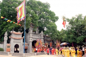 Việt Nam : lộc đền Trần, tù nhân Trần Thị Thúy, tàu chiến Singapore