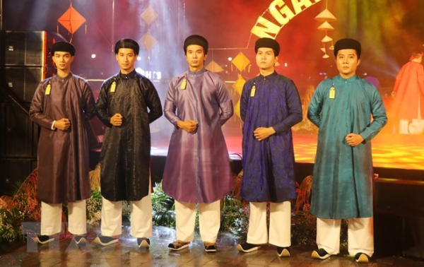 Đề xuất nam giới mặc áo dài đi họp : Quốc hội không còn gì để bàn ?