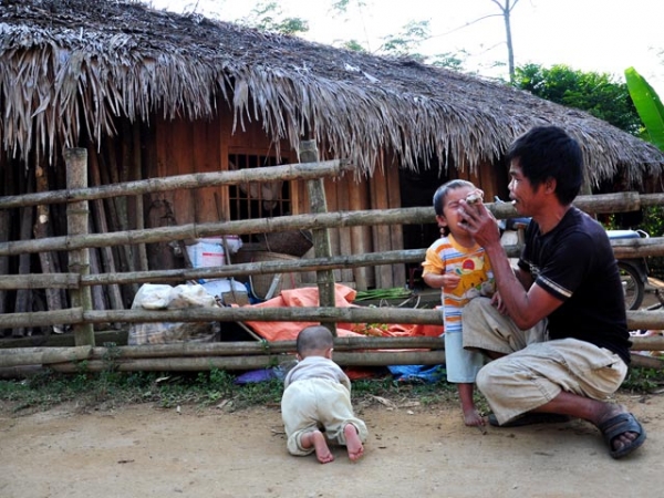 Trẻ em nghèo tại Việt Nam hứng chịu nhiều áp lực
