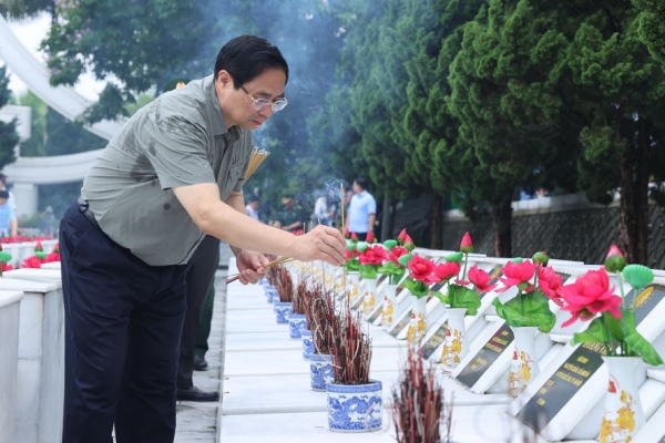 Phạm Minh Chính tưởng niệm các liệt sĩ chống Trung Quốc ở Vị Xuyên