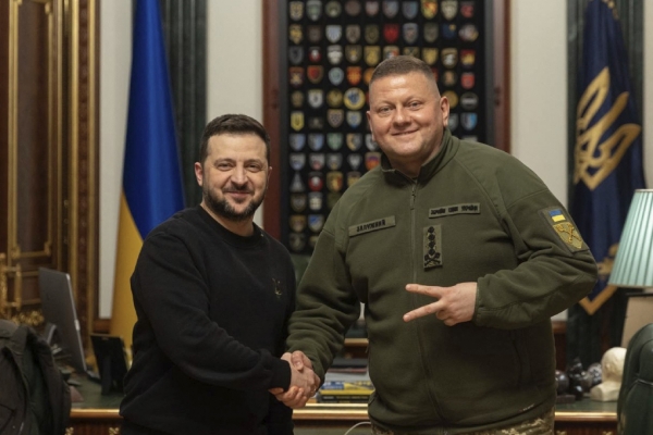 Chiến cuộc Ukraine : Tổng thống Zelensky thay ngựa giữa dòng