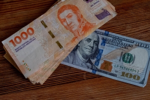 Dùng đô la thay nội tệ peso : Thách thức nào cho Argentina ?