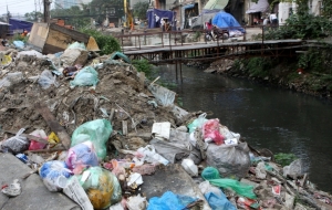 Dân Việt sống chung với nước thải độc và không khí ô nhiễm